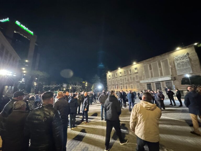 VIDEO/ Nis foltorja nga PD përpara Kryeministrisë