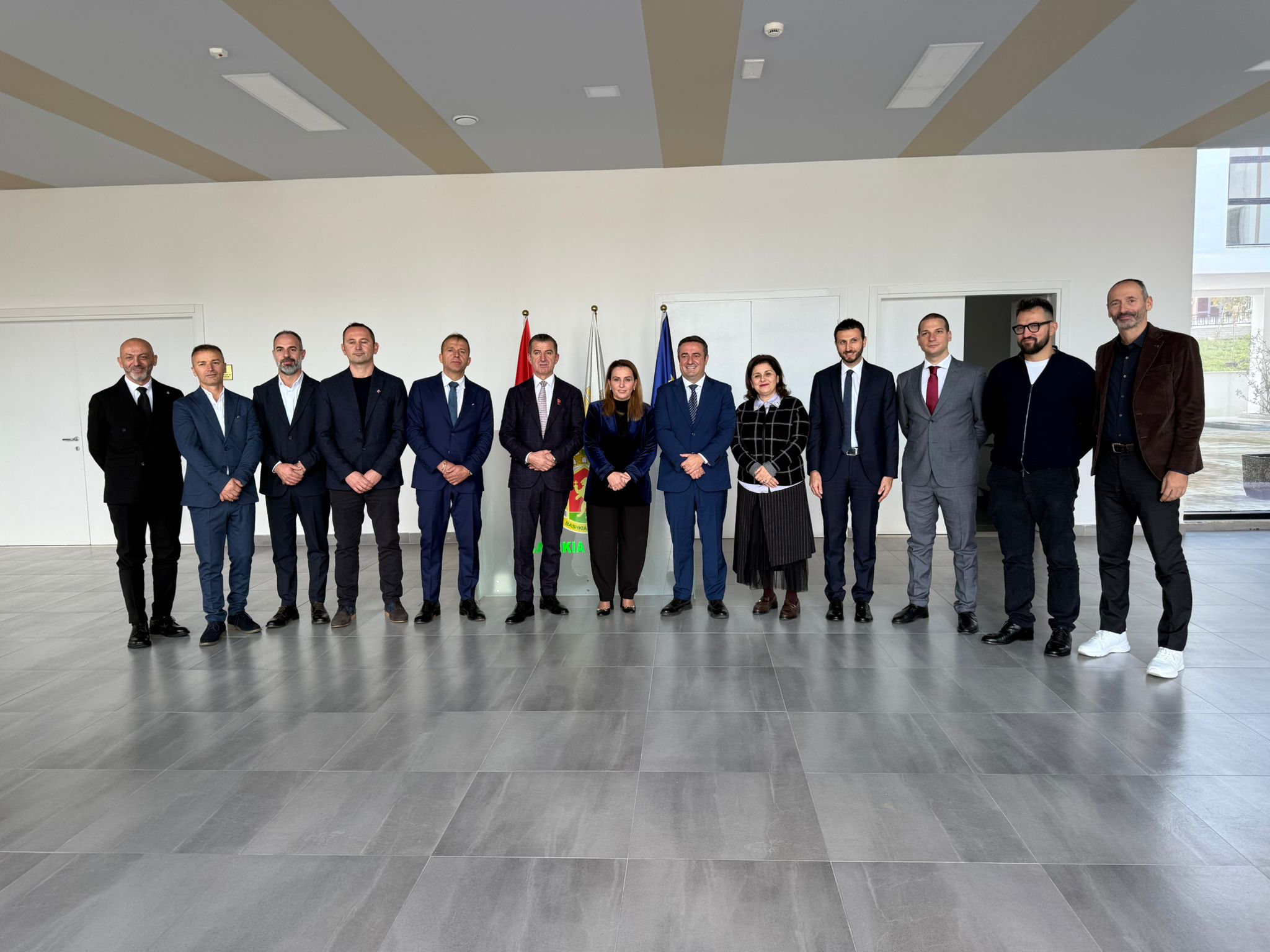 FOTO  Shoqata  Korabi  i dhuron spitalit në Laç një inkubator për të porsalindurit dhe pajisje kirurgjikale