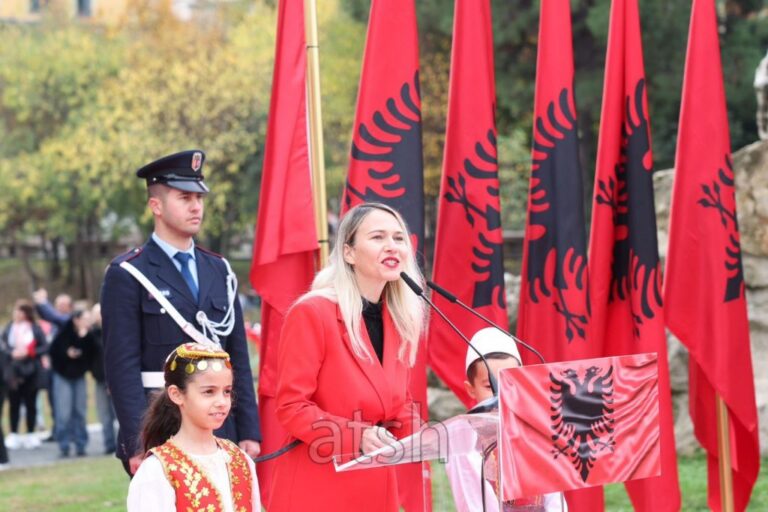 Ristani uron qytetarët: Flamuri i Shqipërisë mbi Tiranën moderne dhe evropiane