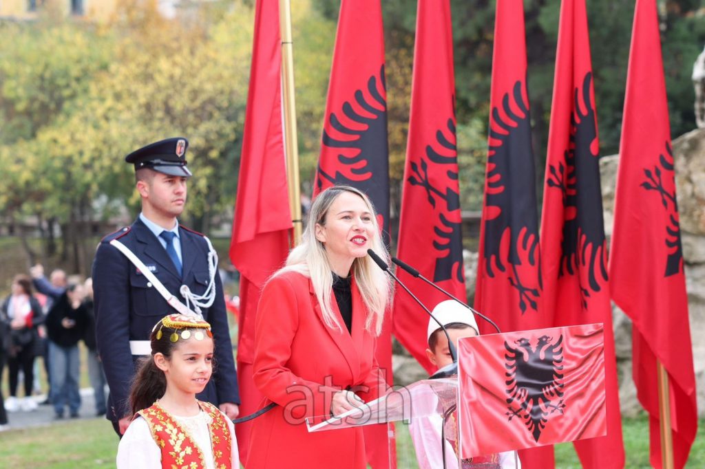 Ristani uron qytetarët  Flamuri i Shqipërisë mbi Tiranën moderne dhe evropiane