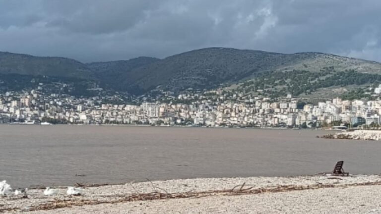 Moti i keq “ngjyros” detin Jon, Saranda shfaqet me pamje të pazakontë