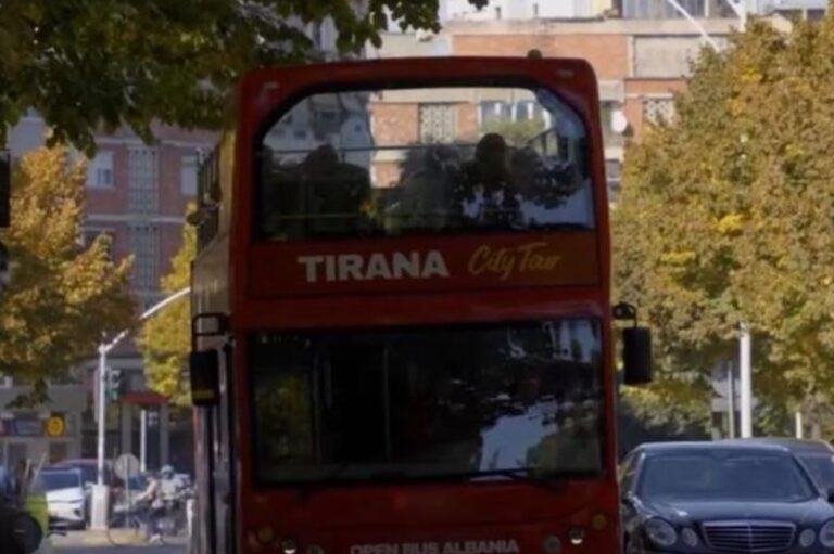 Autobusi turistik që shëtit vizitorët në Tiranë (VIDEO)