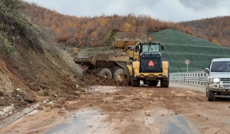 Rrëshqitje dheu në aksin Qukës-Qafë Plloçë, bllokohet një nga korsitë