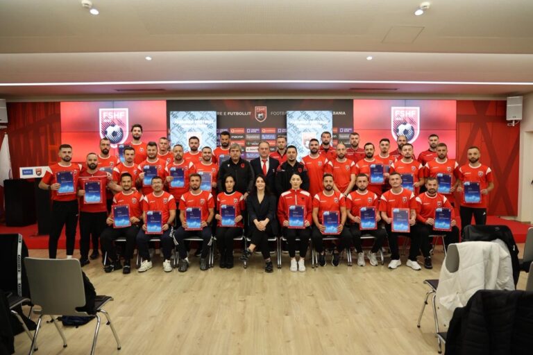 Diplomohen 32 trajnerë të rinj në UEFA B, mes tyre edhe Taulant Xhaka