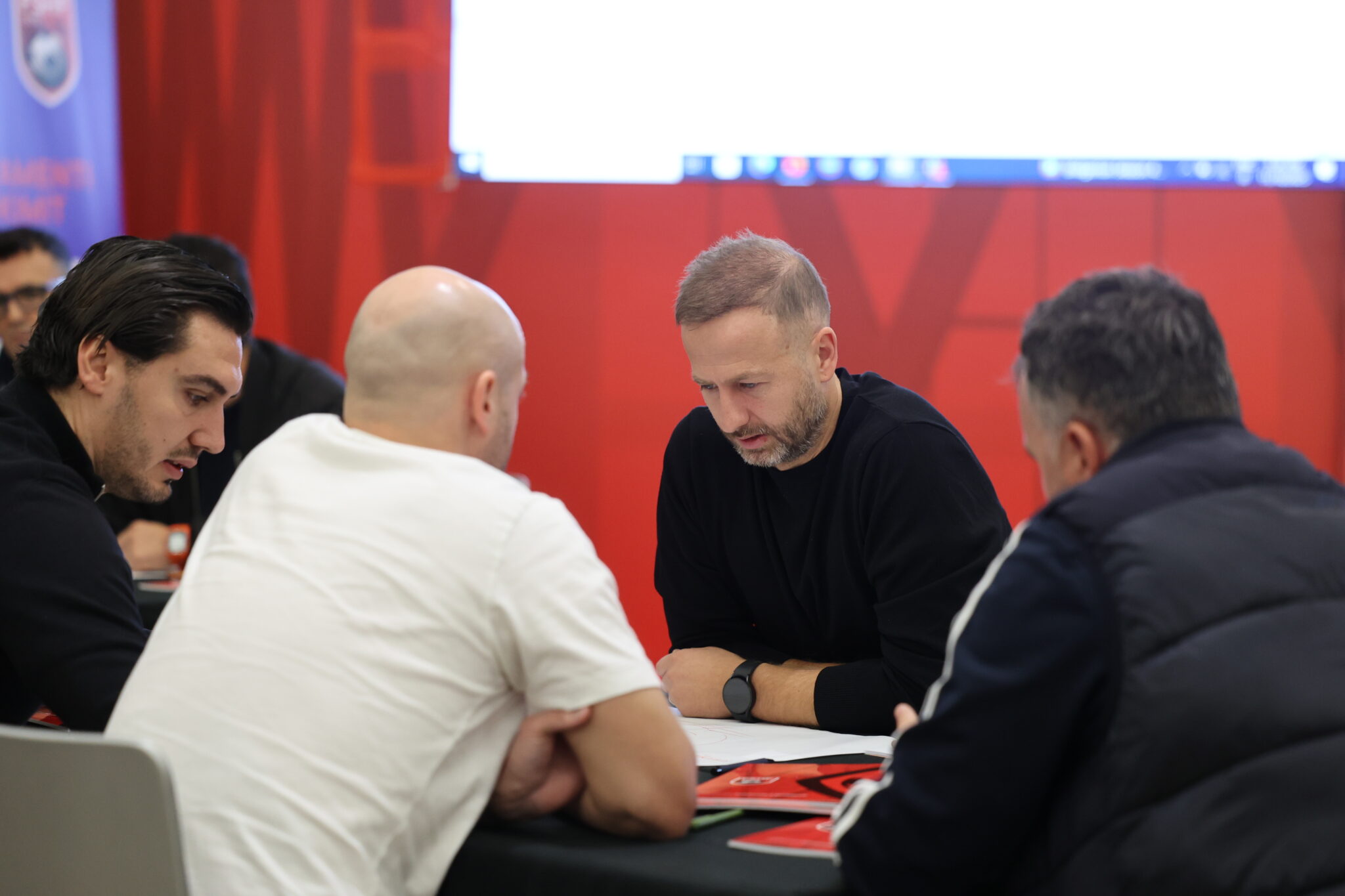 Nis edicioni i 10 të i kursit të licencës  UEFA PRO  për trajnerë  marrin pjesë emra të njohur të futbollit shqiptar