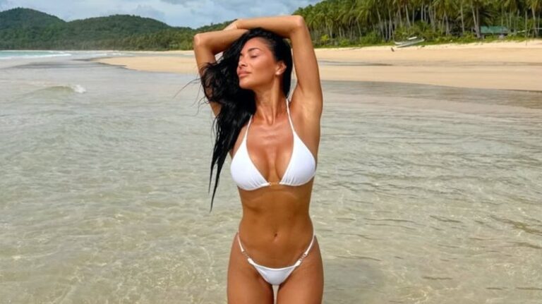Nicole Scherzinger sfidon të ftohtin, pozon me bikini nga një plazh ekzotik