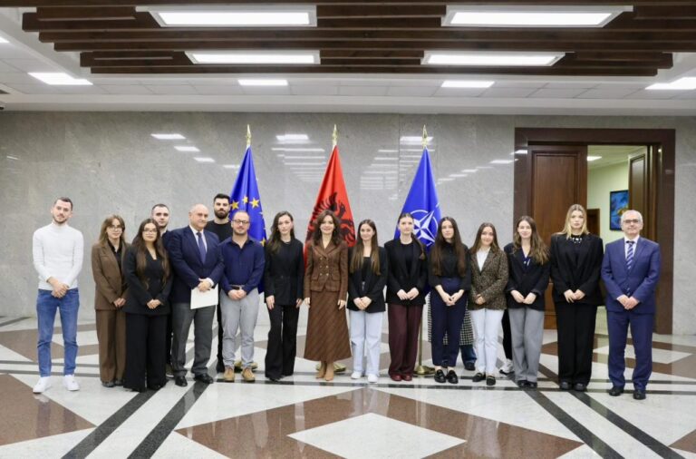 Ministrja Spiropali takim me të rinjtë në MEPJ: Të pasurojmë diplomacinë me potencialin e tyre për t’i shërbyer Shqipërisë