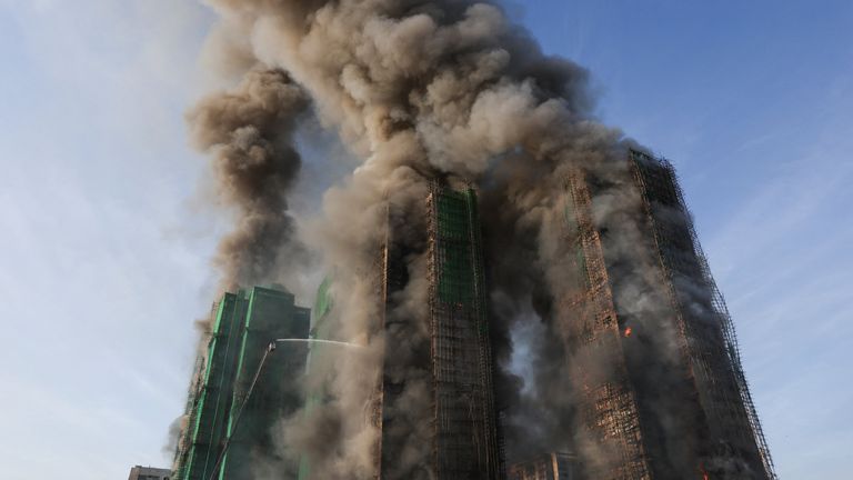Të paktën 36 të vdekur pasi një zjarr përfshin ndërtesa të larta në Hong Kong   raportohen 279 të zhdukur