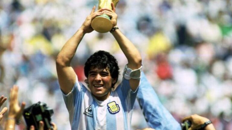 Nga “Dora e Zotit” te heroi i Napolit: Pse Maradona mbetet i pavdekshëm