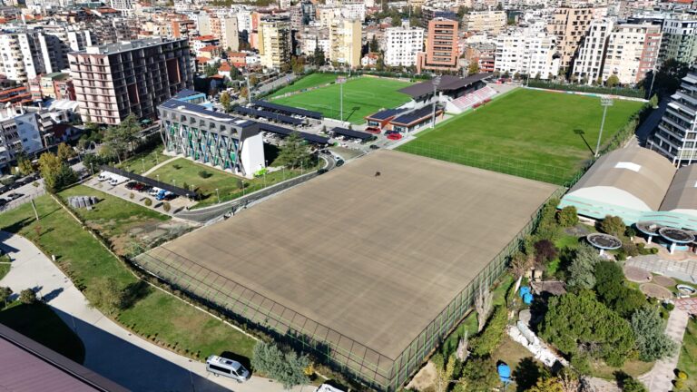 Një tjetër fushë futbolli po i shtohet Tiranës, punimet në Shtëpinë e Futbollit hyjnë në fazën finale