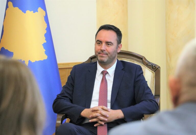 LVV i hedh benzinë zjarrit, propozon Glauk Konjufcën për President të Kosovës