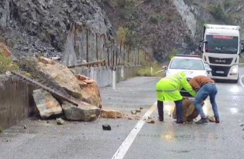 Shembet masivi shkëmbor në Rubik  polici i patrullës dhe qytetari e largojnë nga rruga