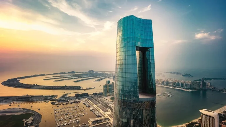 Hoteli më i lartë në botë sapo është hapur në Dubai, me 377 metra lartësi dhe 82 kate