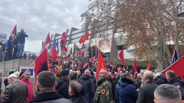 “UÇK, UÇK!” –  nis protesta e shqiptarëve në Strasburg në mbrojtje të ish-krerëve të UÇK-së