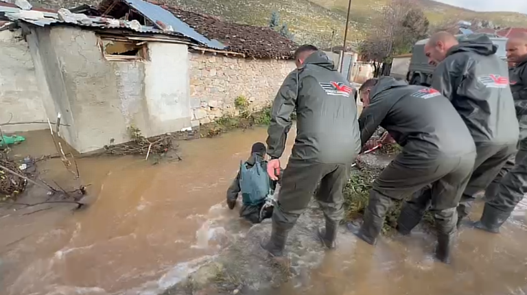 Përmbytjet në Devoll, vijon aksioni për gjetjen e të moshuarës së humbur
