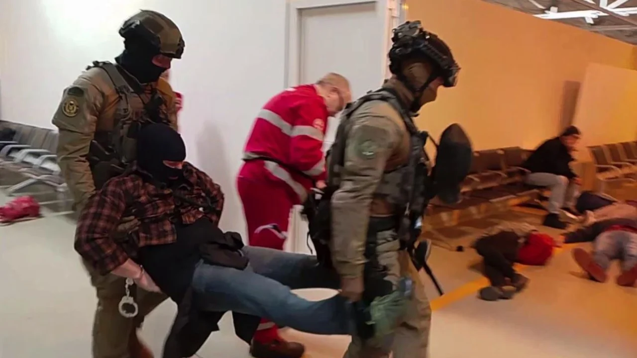 Alarm në Fiumicino  Ushtrim antiterrorist shkakton panik mes të shtënave dhe britmave