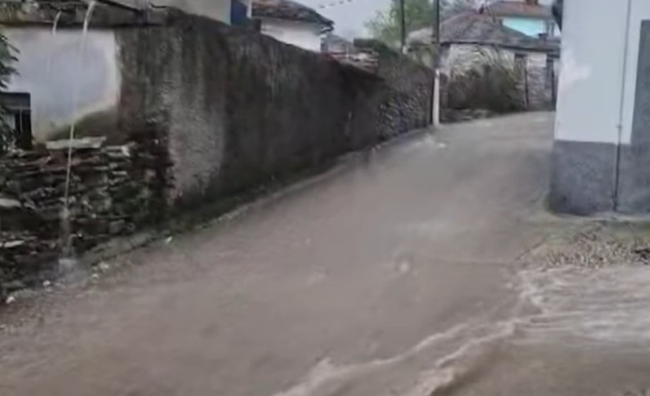 Izolohen katër fshatra në Këlcyrë nga rënia e inerteve  qindra banorë bëjnë thirrje për hapjen e rrugës