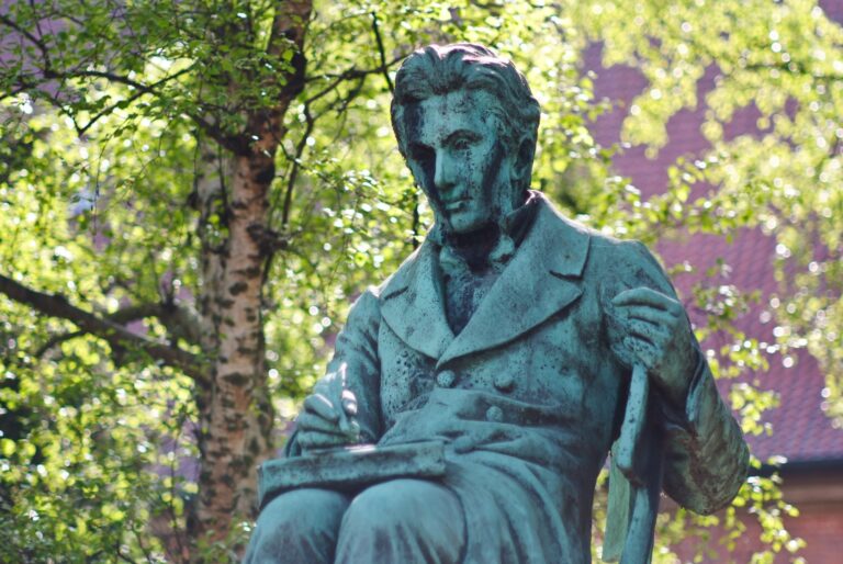 Sot në 170-vjetorin e vdekjes së filozofit, Søren Kierkegaard, mendimtarit që na përballi me dëshirat, ankthin dhe trishtimin e ekzistencës