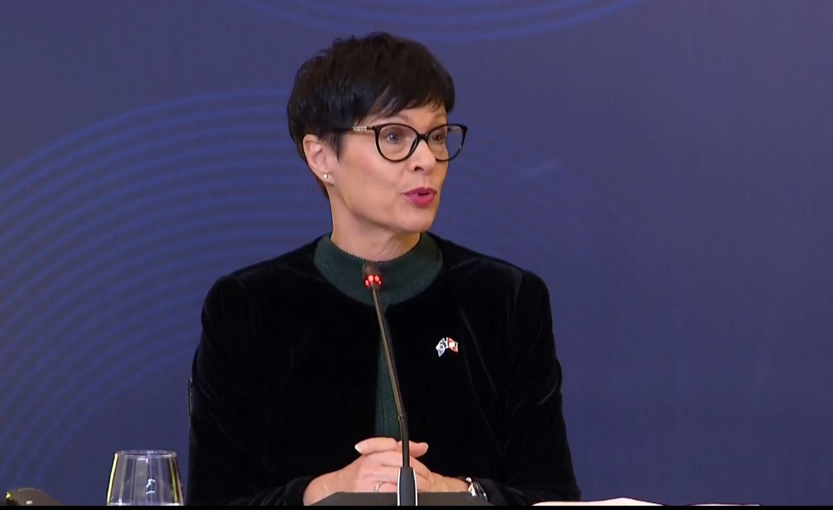 Komisionerja Marta Kos në Tiranë  Kemi bërë gabime në të shkuarën  Shtëpia juaj po ju pret