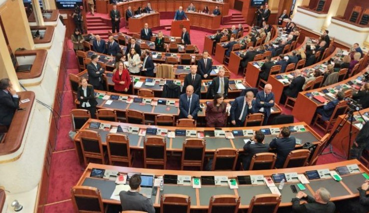 deputetet-e-pd-se-i-kthyen-kurrizin-ironia-e-rames-me-mire-shpina-sesa-fytyra-juaj