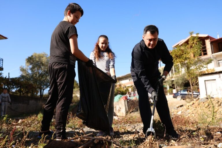 180 vullnetarë në aksion pastrimi në Fushë-Buall: Bashkia Elbasan dhe Organizata “Rrjedha” për një mjedis më të pastër