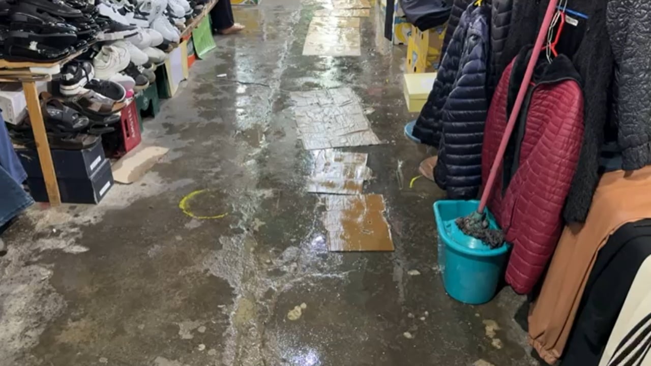 Reshjet shkaktojnë probleme dhe në Pogradec  uji hyn në treg dhe dëmtohen produktet