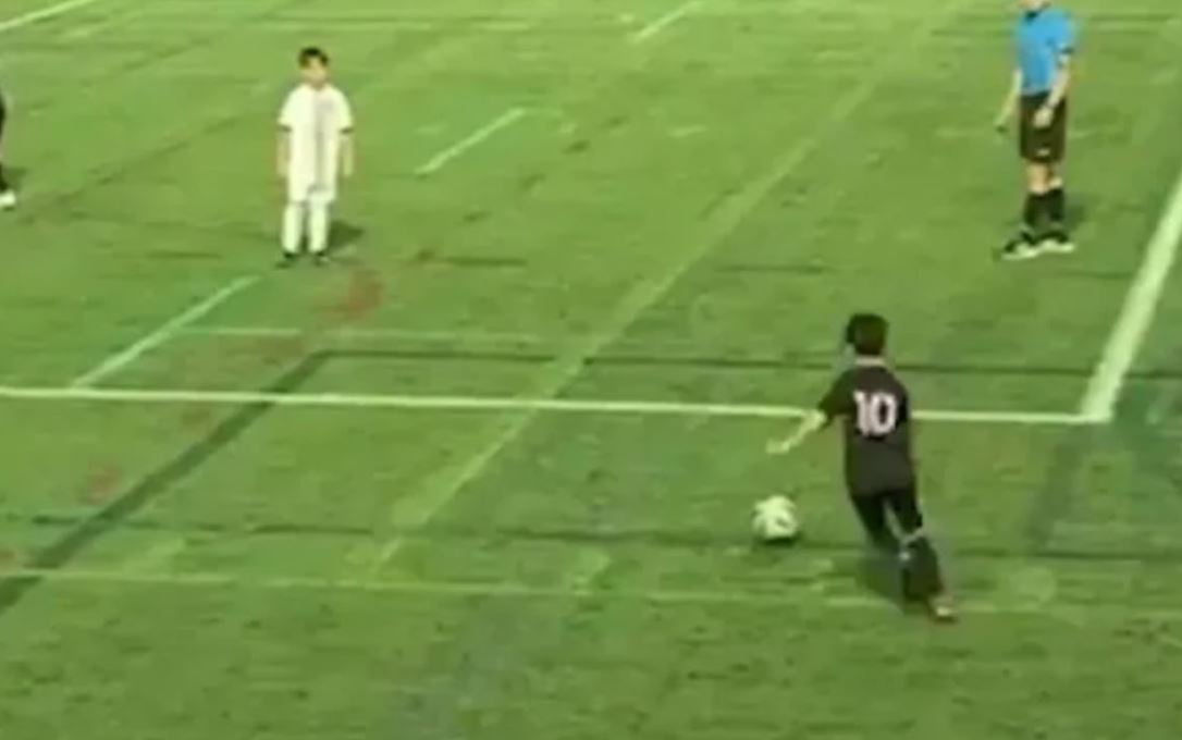 Video  Vetëm 7 vjeç  shihni supergolin e djalit të Leo Messit nga goditja e dënimit