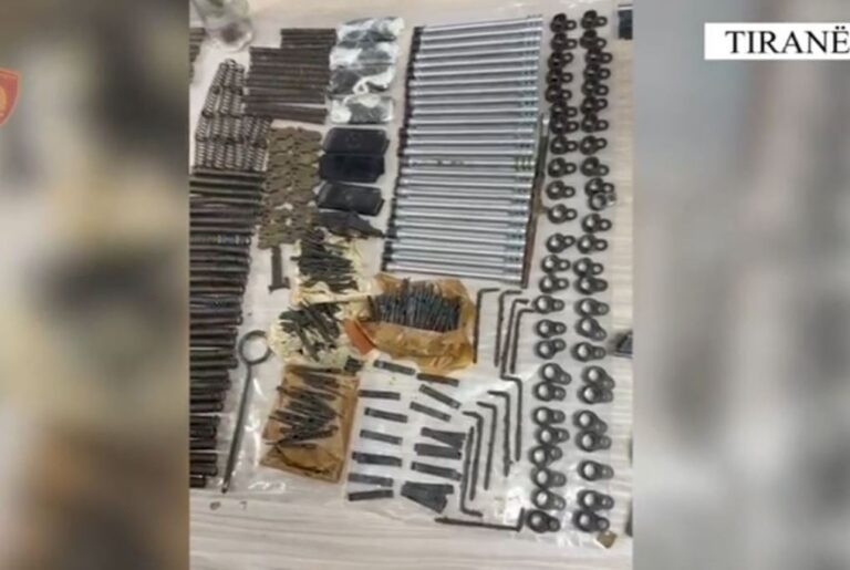 Arrestohet 46-vjeçari në Tiranë, që përdorte taksinë e tij për të furnizuar grupet kriminale me armë dhe drogë