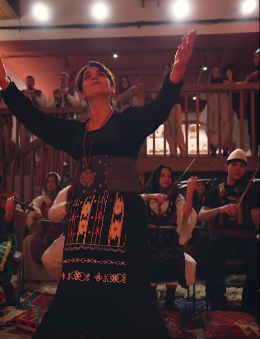 Kryeministri ndan kartolinën e 150 artistëve në prag të festave të 28 dhe 29 Nëntorit