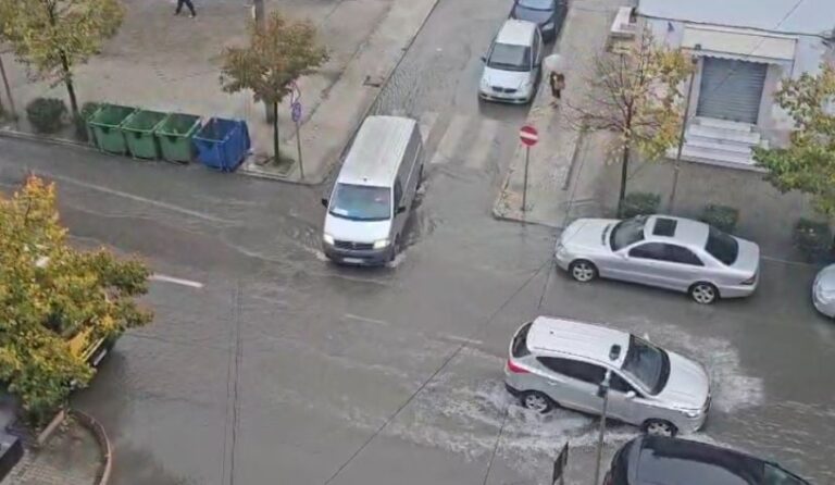 Përmbytje në disa rrugë në Durrës, qytetarët në vështirësi