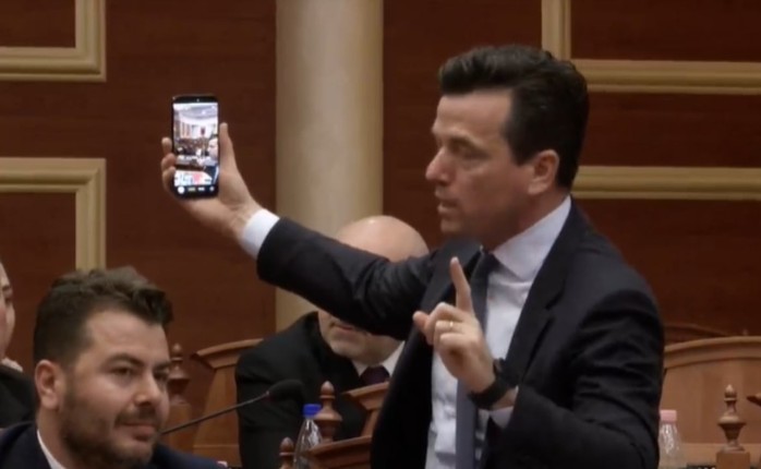 Ndërpritet seanca në Kuvend  Peleshi përjashton Agron Shehajn nga salla