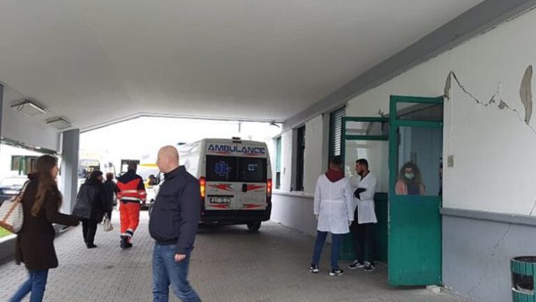 Ushtroi dhunë fizike ndaj mjekut në Shijak, arrestohet 49-vjeçari
