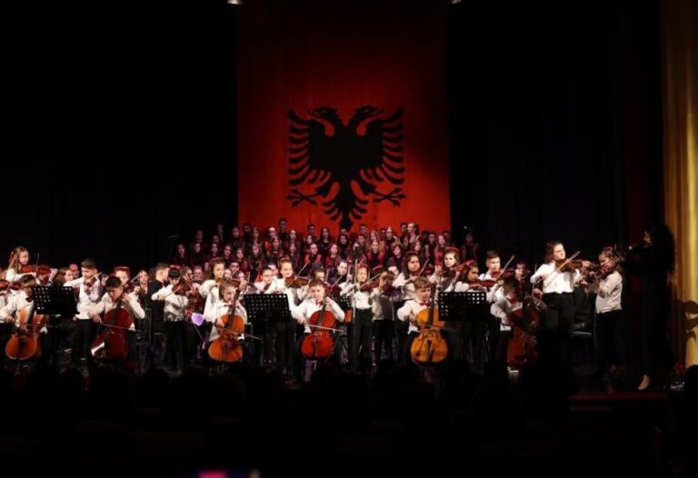 “E jona Shqipëria” sjell emocion dhe krenari në skenën e teatrit “Skampa”