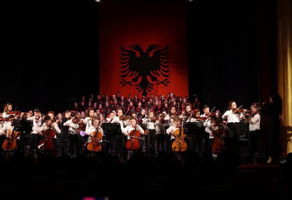  E jona Shqipëria  sjell emocion dhe krenari në skenën e teatrit  Skampa 