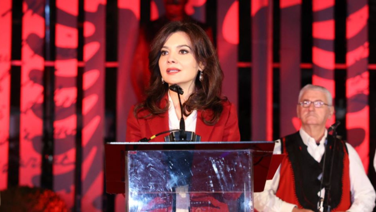 Spiropali uron shqiptarët  Flamuri i Kastriotit drejt familjes europiane