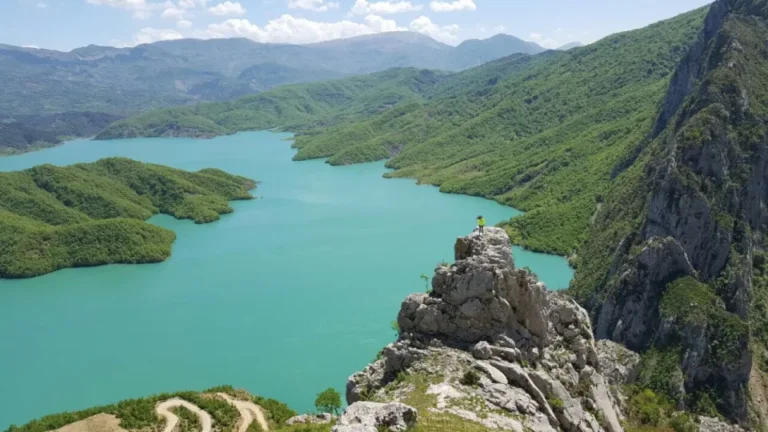 The Sun: Një fluturim njëditor turistik në Shqipëri kushton më lirë sesa një shfaqje teatrore në Londër