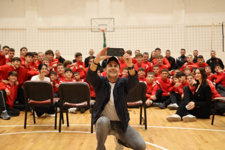 Sylvinho viziton “Elite Youth Development Academy” dhe ndan përvojën e tij me të rinjtë