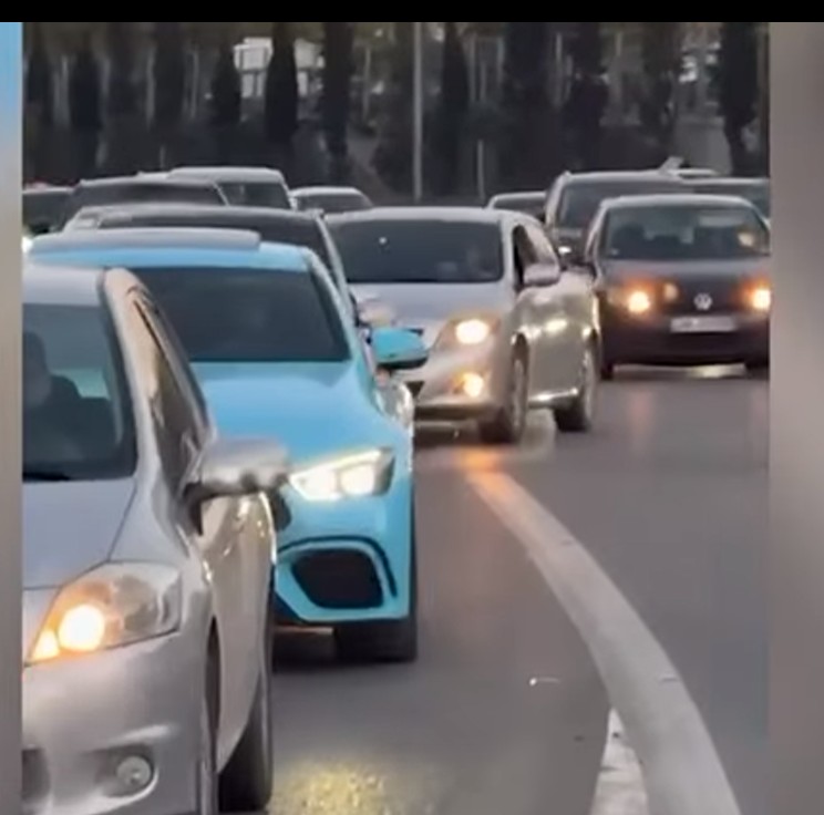 rrugorja-e-tiranes-heq-me-karrotrec-makinat-e-parkuara-ne-korsite-e-autobusave-bllokon-edhe-102-mjete-elektrike