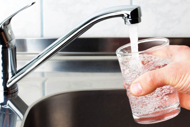 rreziqet-qe-vijne-nga-uji-me-klor-i-rubinetit-kujdesi-qe-duhet-te-tregoni