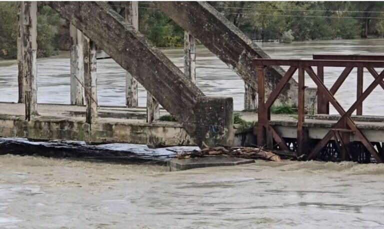 Prurjet e Vjosës shkaktojnë dëme edhe në Fier, përmbyten disa banesa, banorët refuzojnë evakuimin