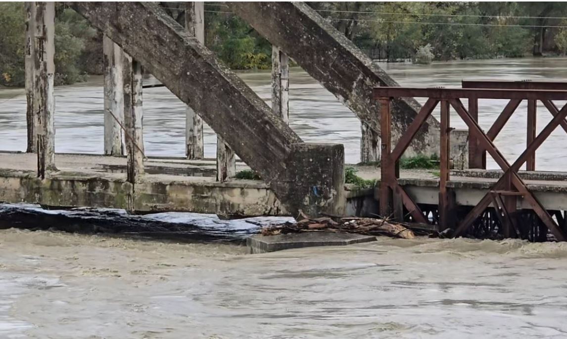 Prurjet e Vjosës shkaktojnë dëme edhe në Fier  përmbyten disa banesa  banorët refuzojnë evakuimin