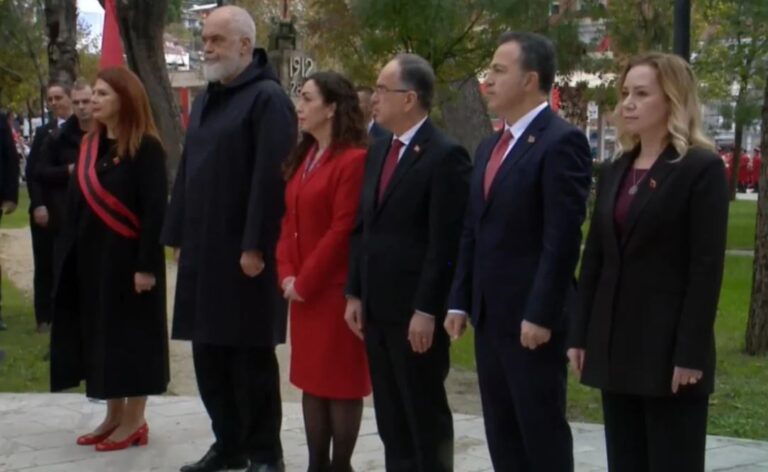 Presidenti Begaj, Rama, Osmani dhe Peleshi bëhen bashkë për ceremoninë e flamurit në Vlorë (VIDEO)