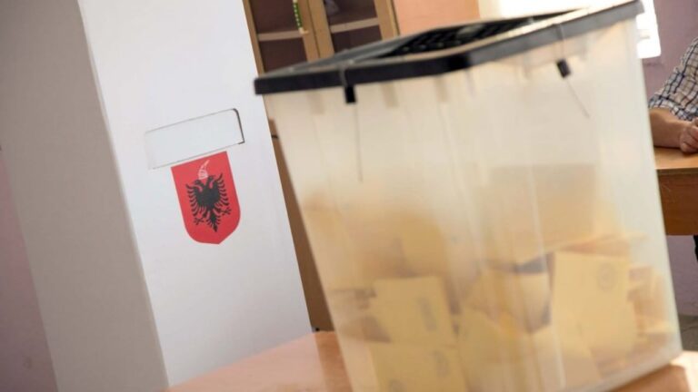 Dokument i rremë me vulë të KQZ: Çfarë fshihet pas badge-it të falsifikuar?