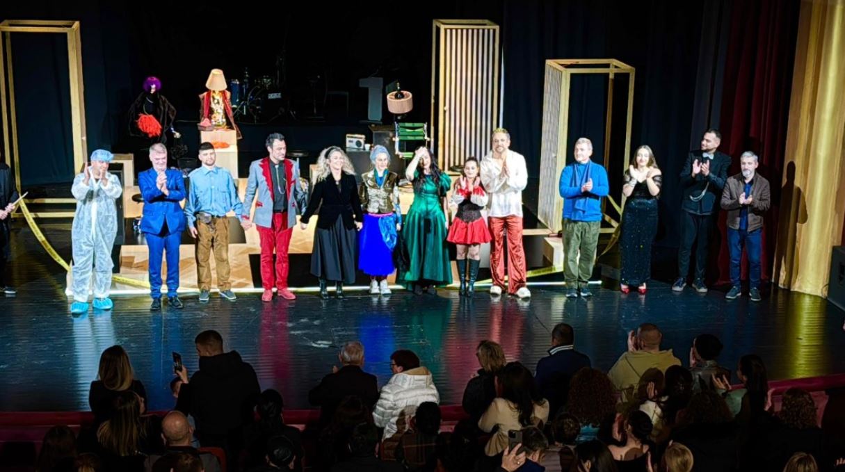  Shumë pak vrasës  ndez skenën e Teatrit  Skampa   publiku shpërthen në duartrokitje