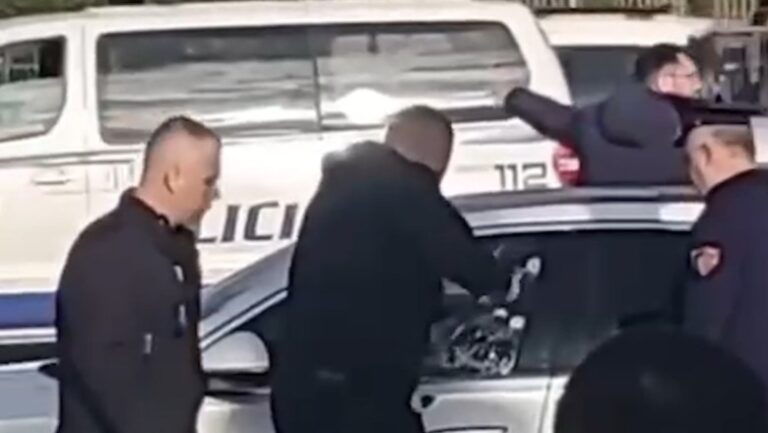 Policia thyen xhamin e mjetit luksoz për t’i dhënë ndihmën të plagosurit, viktima brenda në makinë