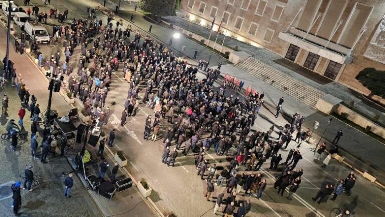Balla tallet me protestën e Berishës para Kryeminitrisë: Yoga Party