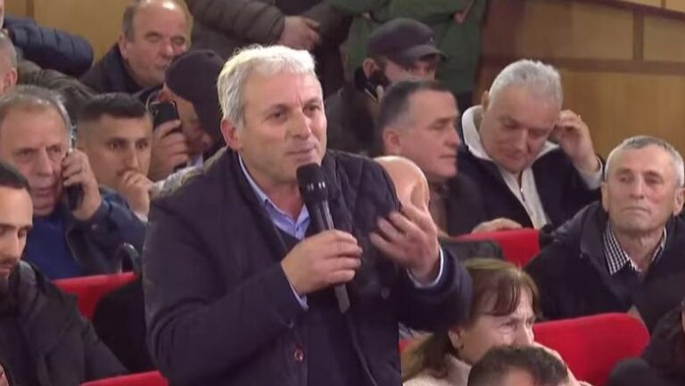 Qytetari kritikon Berishën: Duhet protestë dhe jo paradë mode. Flamur Noka është arrogant
