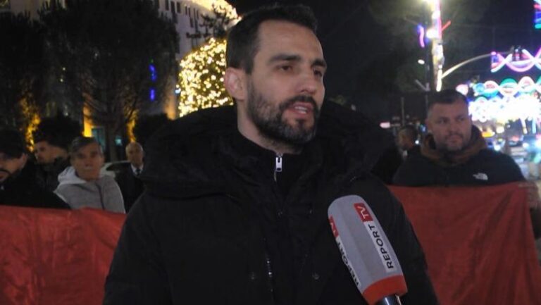 Protesta, Lapaj: Ftojmë të djathtë e të majtë të na bashkohen, do të jemi këtu derisa të na mbajë fuqia