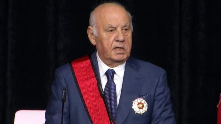 Ish-presidenti Alfred Moisiu dekorohet me Yllin e Madh të ”Urdhrit Suprem të Shqiponjës”