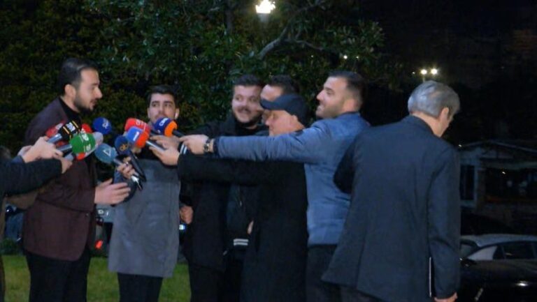 Fotolajm/ Salianji rrethohet nga gazetarët, Berisha largohet në heshtje nga selia